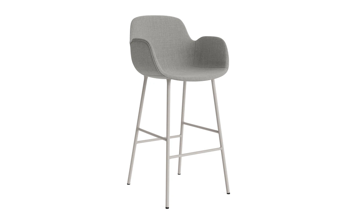 Form Barstuhl mit Armlehne 75 cm gepolstert Warmes grau Stahl/Remix in Remix 133 präsentiert im Onlineshop von KAQTU Design AG. Barstuhl ist von Normann Copenhagen