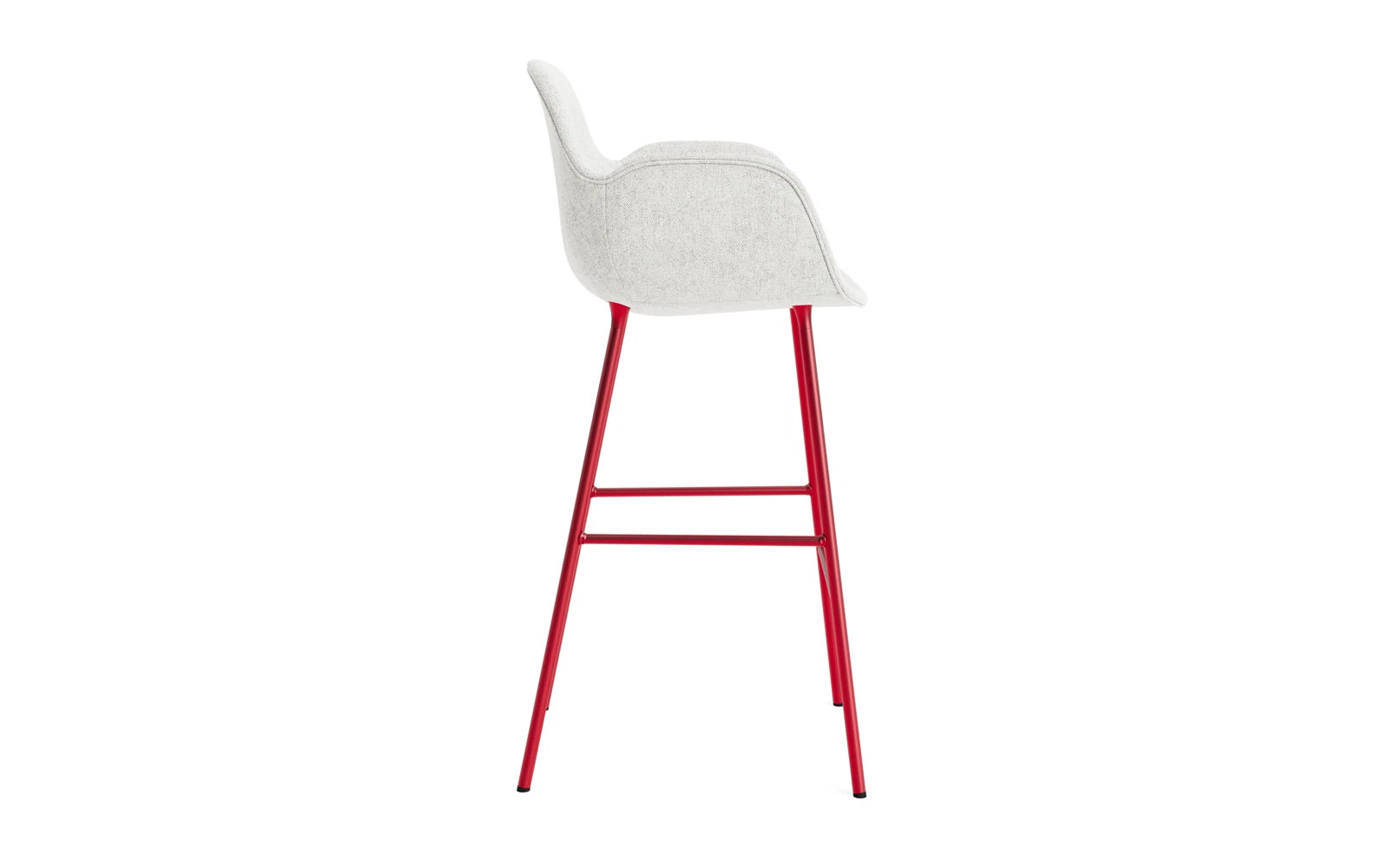 Erleben Sie den Form Barstuhl mit Armlehne in strahlendem Rot von Normann Copenhagen – ein modernes Designhighlight, das Stil und Bequemlichkeit vereint.