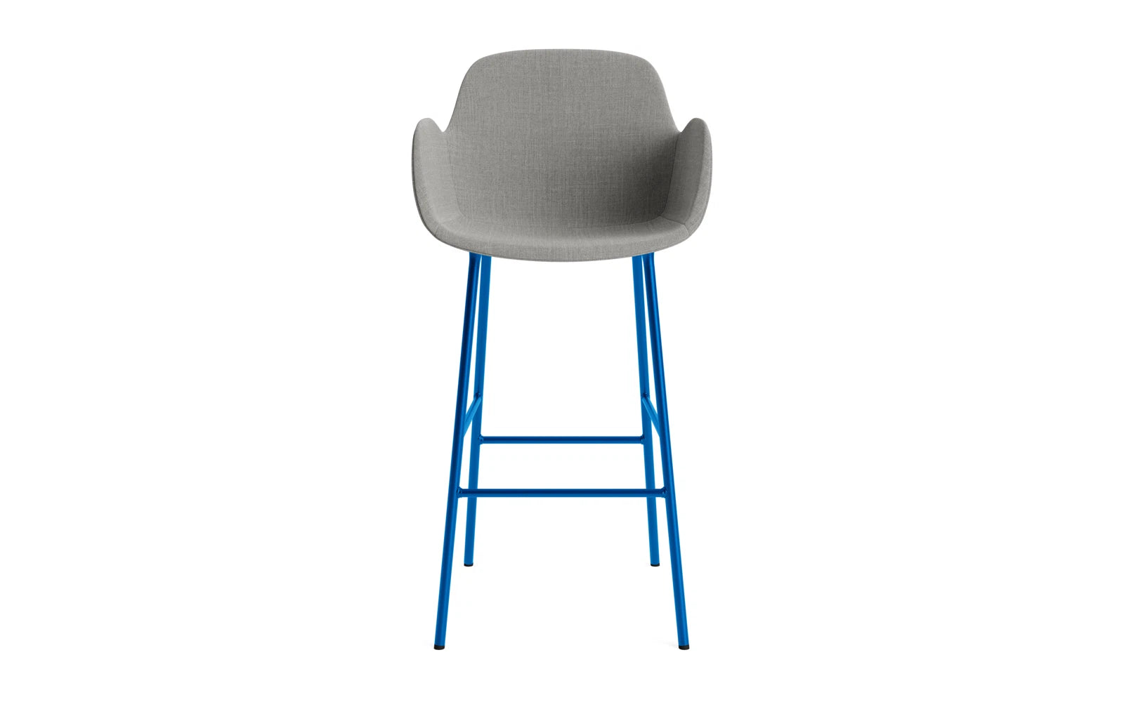 Entdecken Sie den Form Barstuhl mit Armlehne in lebhaftem Blau von Normann Copenhagen. Ideal für Ihre Bar oder Küche, vereint er Komfort und elegantes Design.