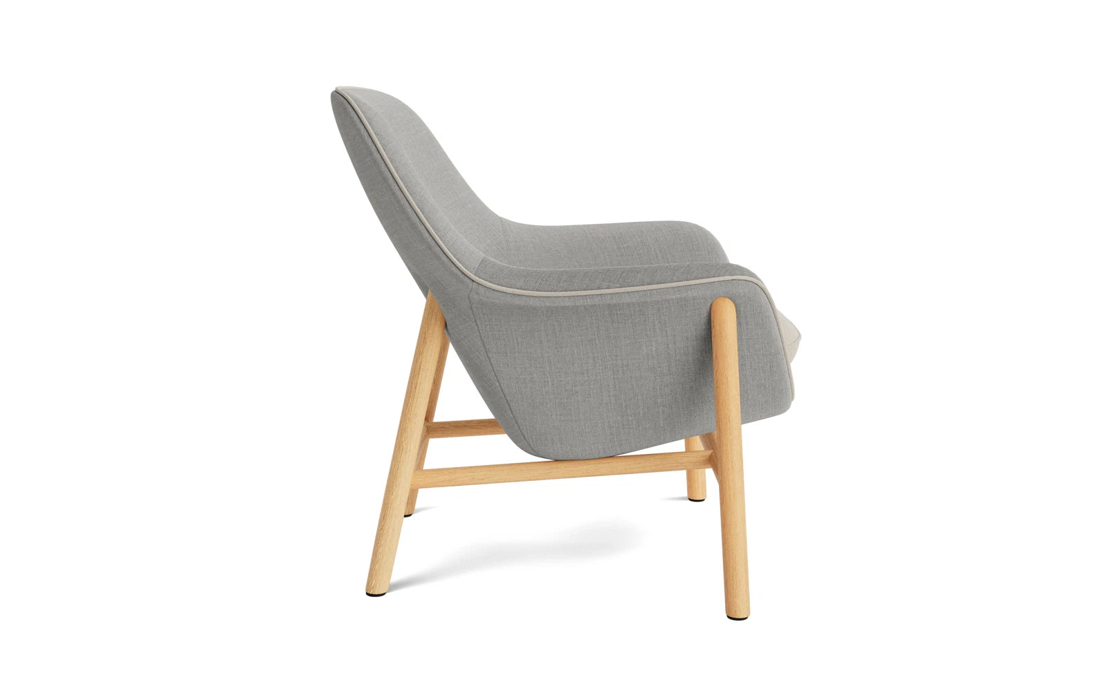 Erleben Sie den Drape Lounge-Sessel niedrig Eiche Remix von Normann Copenhagen – ein harmonisches Zusammenspiel aus modernem Design und höchstem Sitzkomfort.