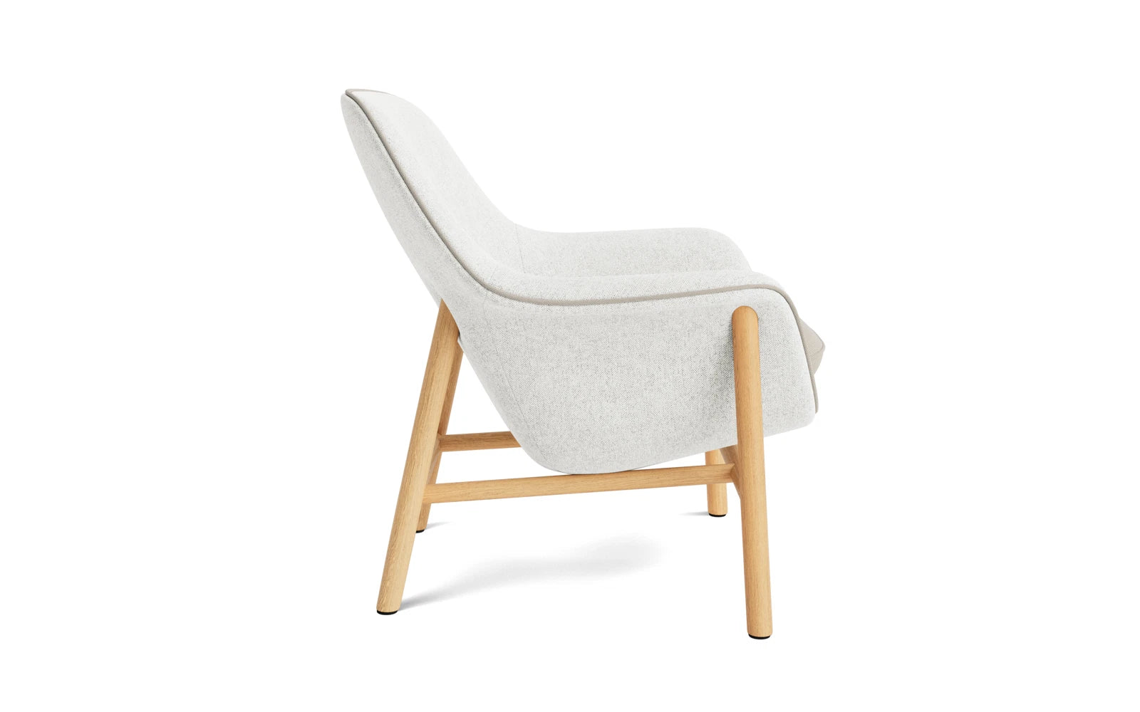Erleben Sie den Drape Lounge-Sessel von Normann Copenhagen: Ein stilvolles Möbelstück aus Eiche, das Komfort und modernes Design harmonisch verbindet.