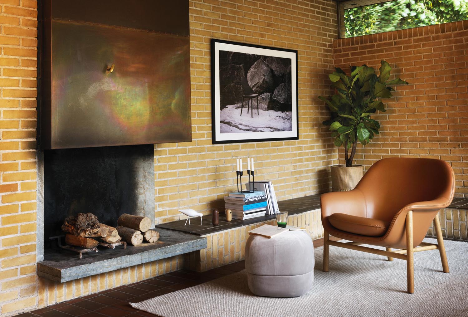 Der Drape Lounge Sessel von Normann Copenhagen vereint stilvolles Design mit Komfort. Seine geschwungene Form und hochwertigen Materialien machen ihn zum Blickfang.