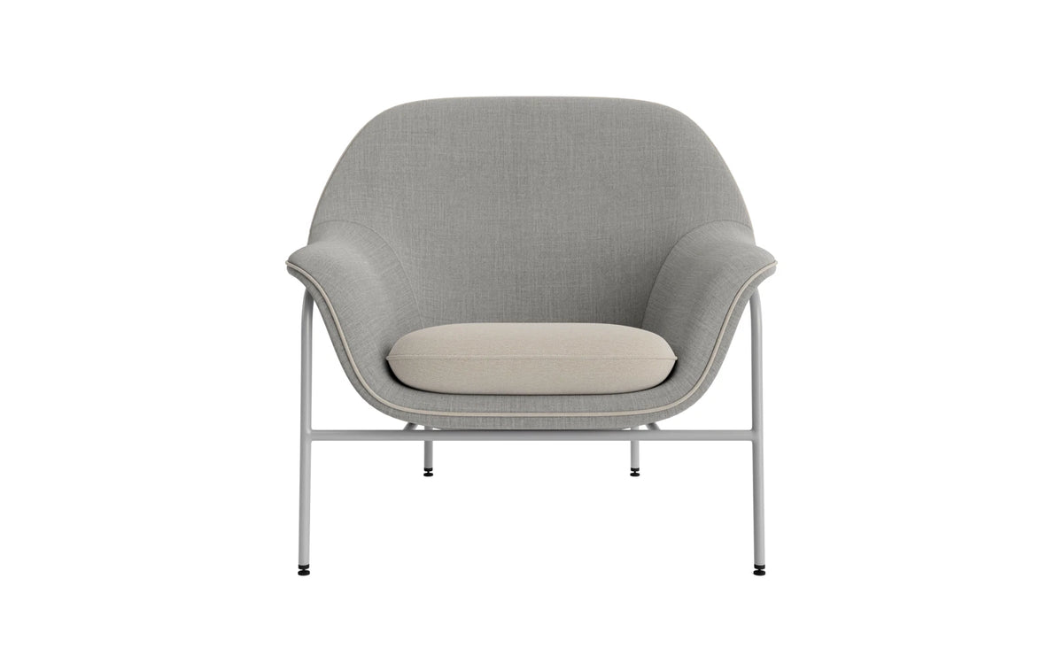 Drape Lounge-Sessel niedrig Grau stahl Remix in Remix 133 präsentiert im Onlineshop von KAQTU Design AG. Sessel mit Armlehnen ist von Normann Copenhagen