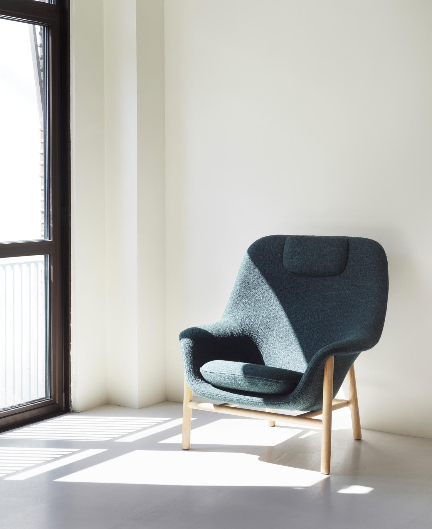 Erleben Sie den Drape Lounge-Sessel von Normann Copenhagen in edler schwarzer Eiche – ein Designstück, das Komfort und Stil perfekt vereint.