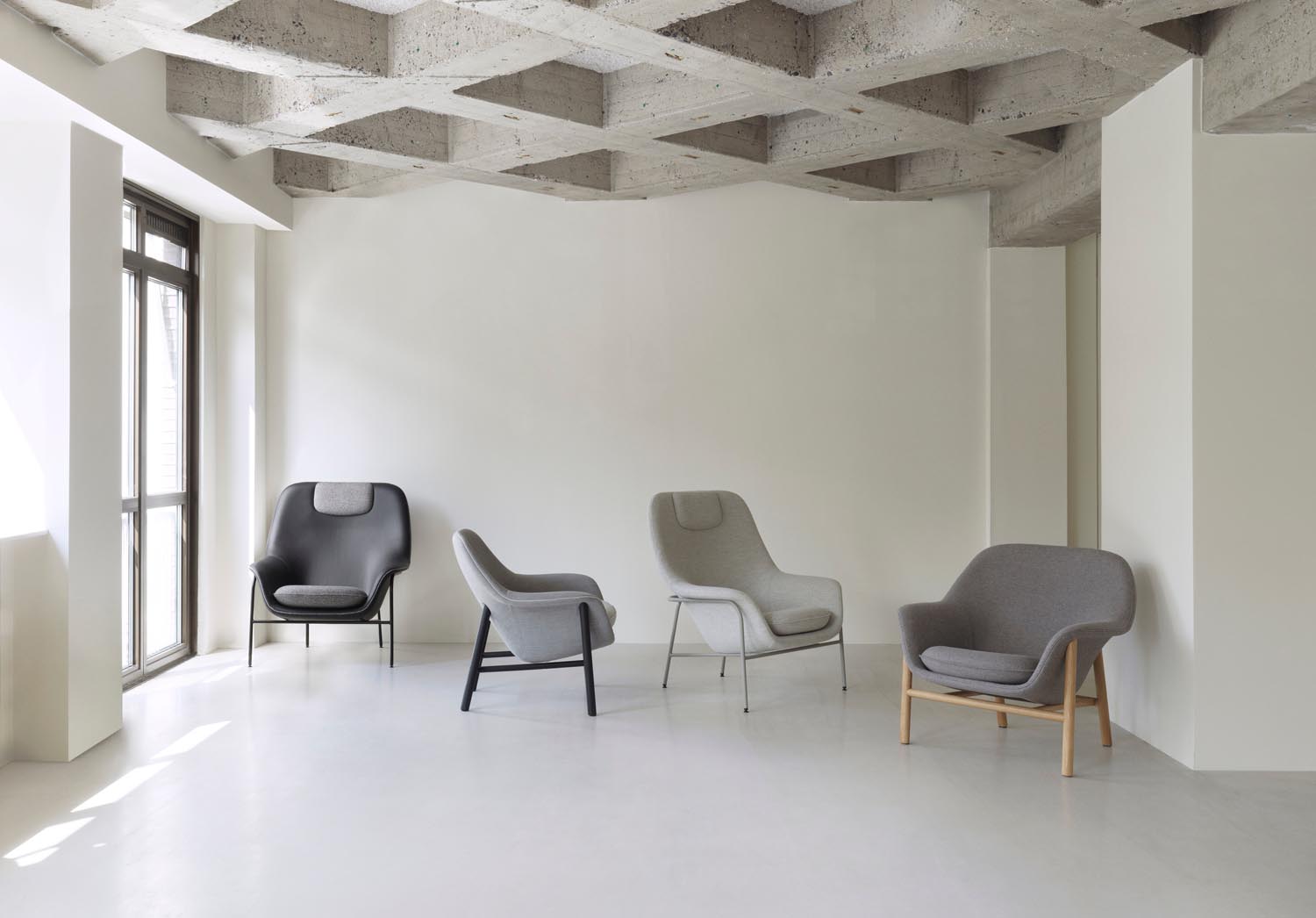 Erleben Sie den Drape Lounge-Sessel von Normann Copenhagen in edlem grauem Stahl. Komfort und modernes Design verschmelzen zu einem einzigartigen Sitzerlebnis.