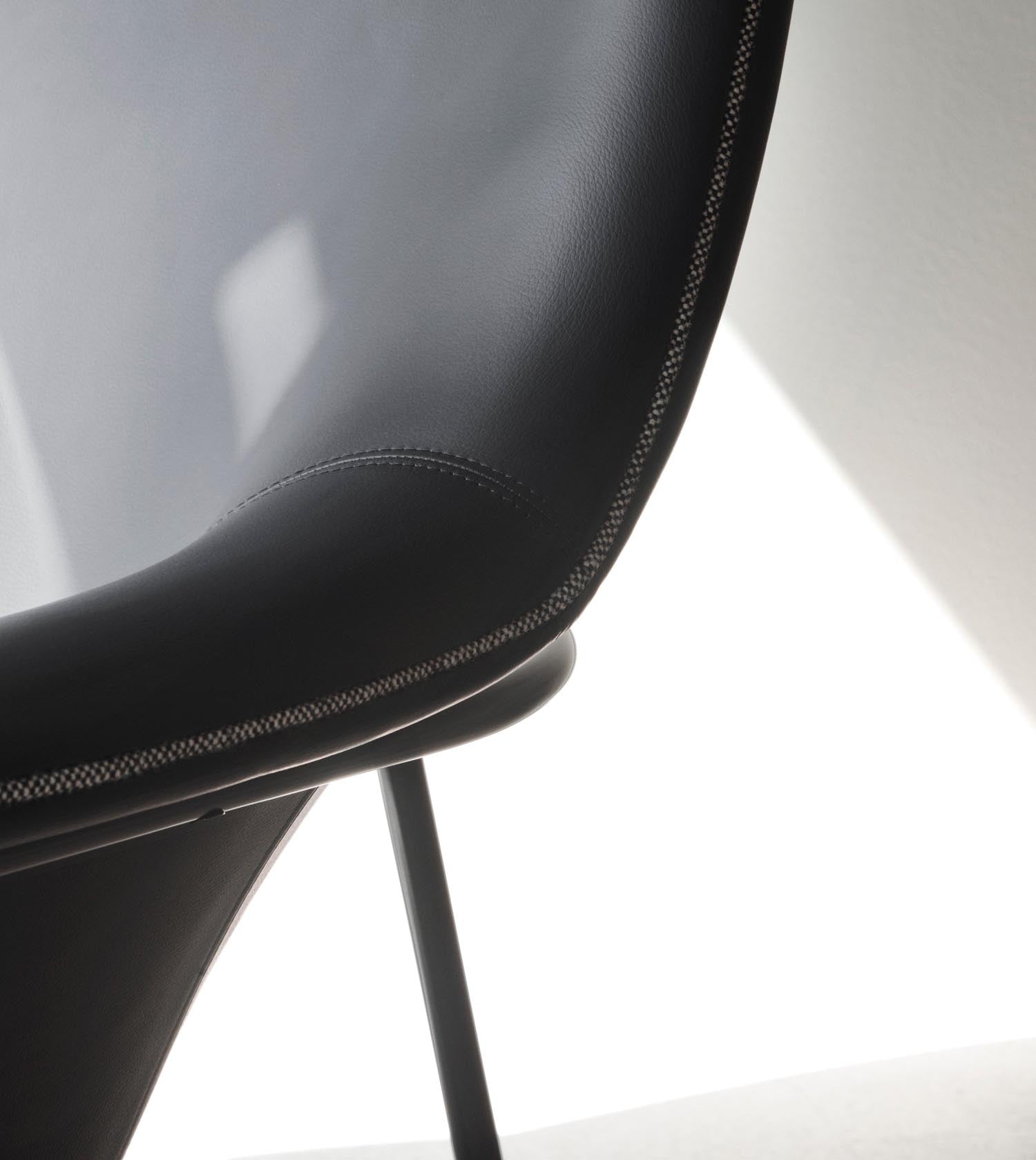 Erleben Sie den Drape Lounge-Sessel von Normann Copenhagen in edlem grauem Stahl. Ein harmonisches Zusammenspiel von modernem Design und höchstem Sitzkomfort.