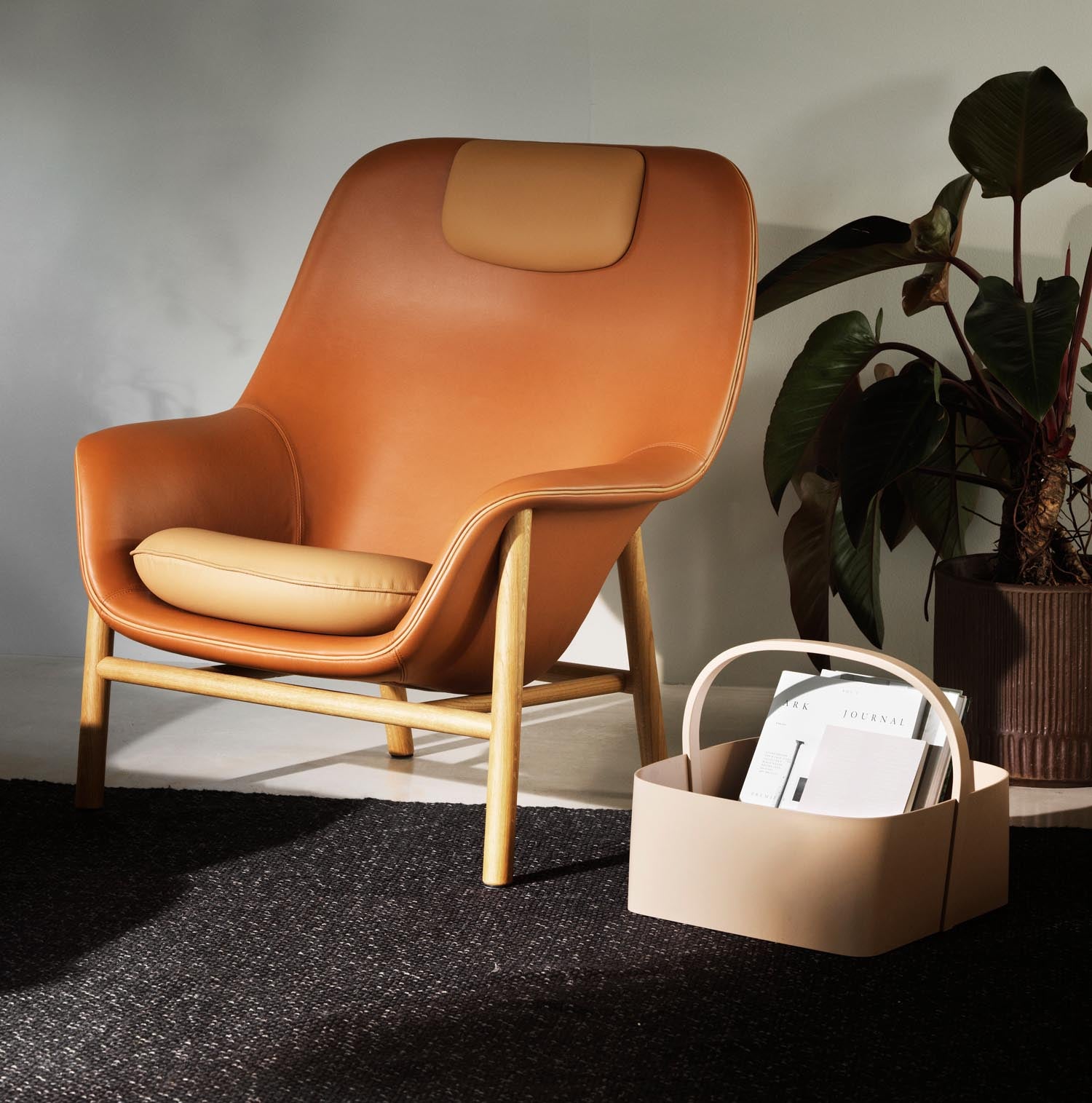 Entdecken Sie den Drape Lounge-Sessel von Normann Copenhagen: Eleganz trifft Komfort mit Kopfstütze und nachhaltigen Eichenholzbeinen.