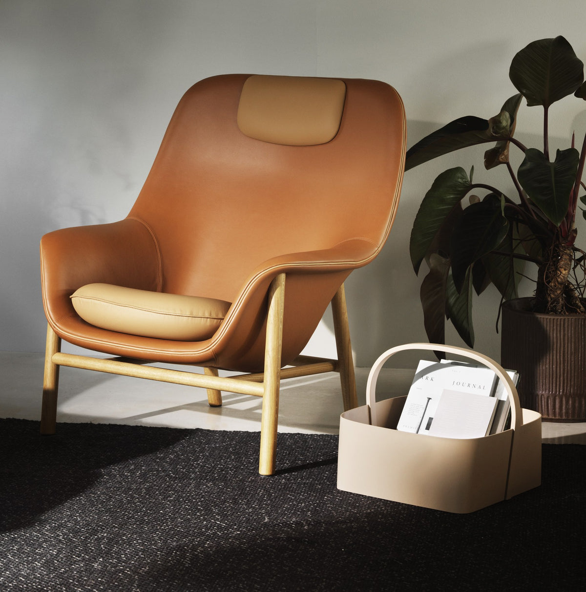 Drape Lounge-Sessel mit hoher Rückenlehne und Kopfstütze von Normann Copenhagen, Bezug Cognac, Beine aus schwarzer Eiche.