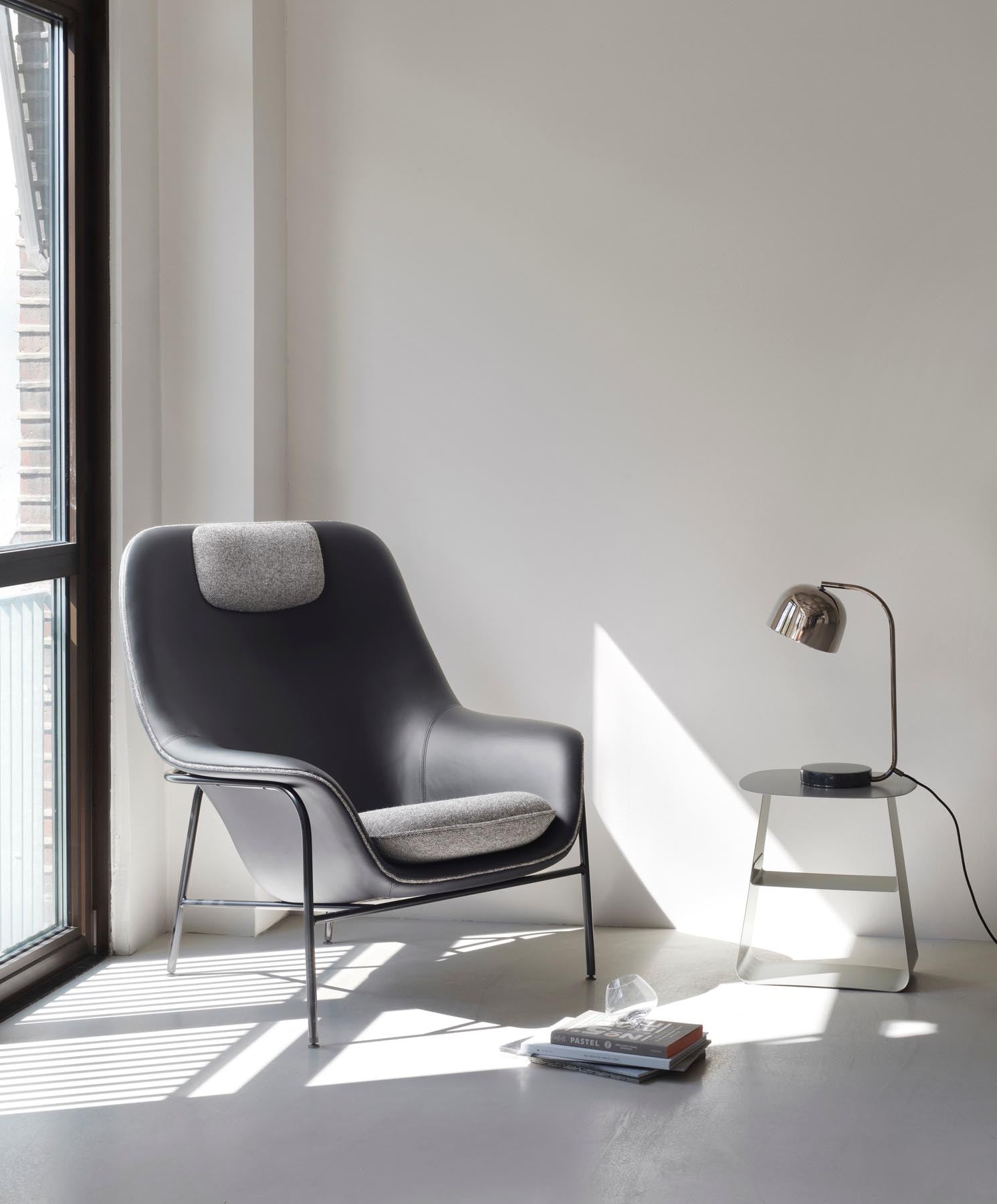 Entdecken Sie den Drape Lounge-Sessel Hoch mit Kopfstütze von Normann Copenhagen – stilvolles Design trifft auf höchsten Sitzkomfort und individuelle Anpassungsmöglichkeiten.