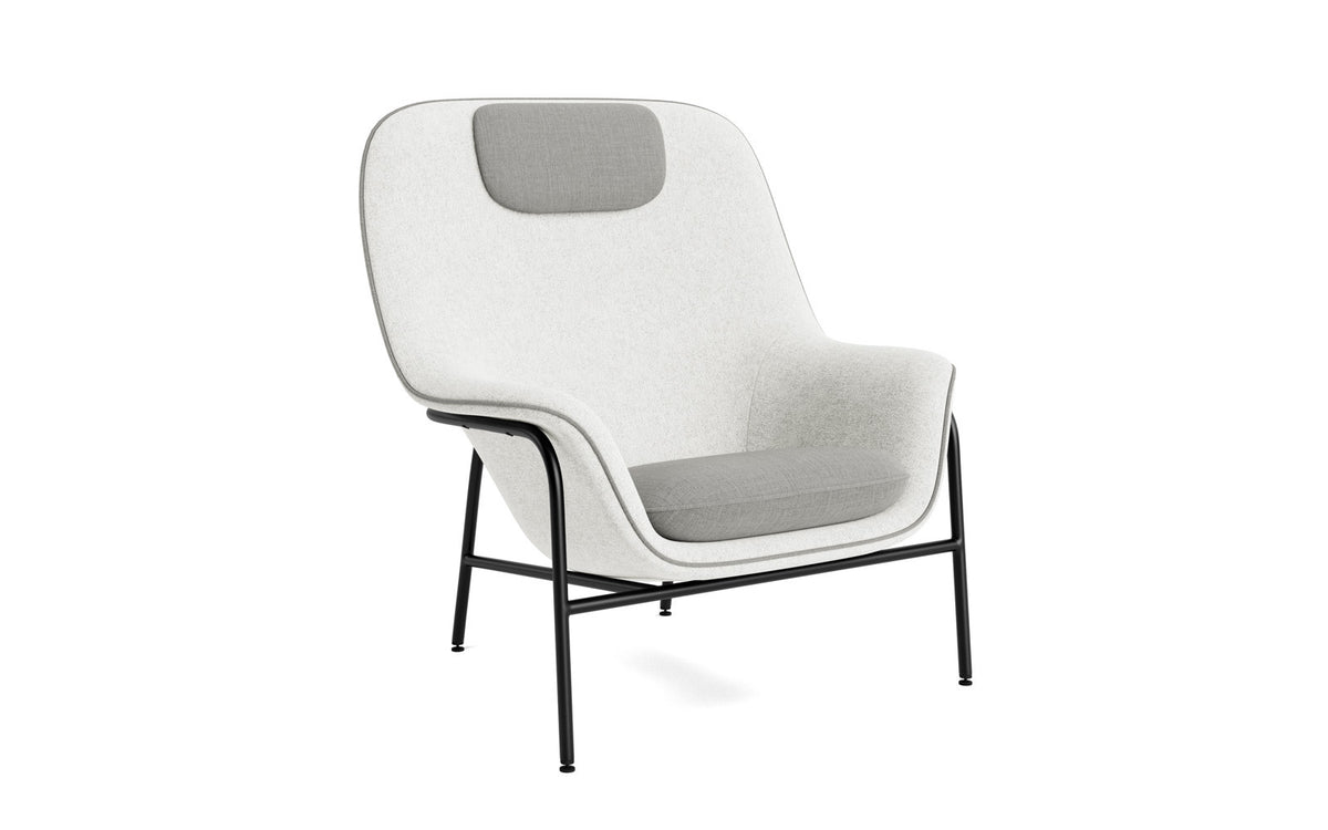 Lounge-Sessel Drape mit Armlehnen und hoher Kopfstütze, Bezug in Remix 133, geformte PU-Schaumschale und schlankes Stahlgestell, Normann Copenhagen.