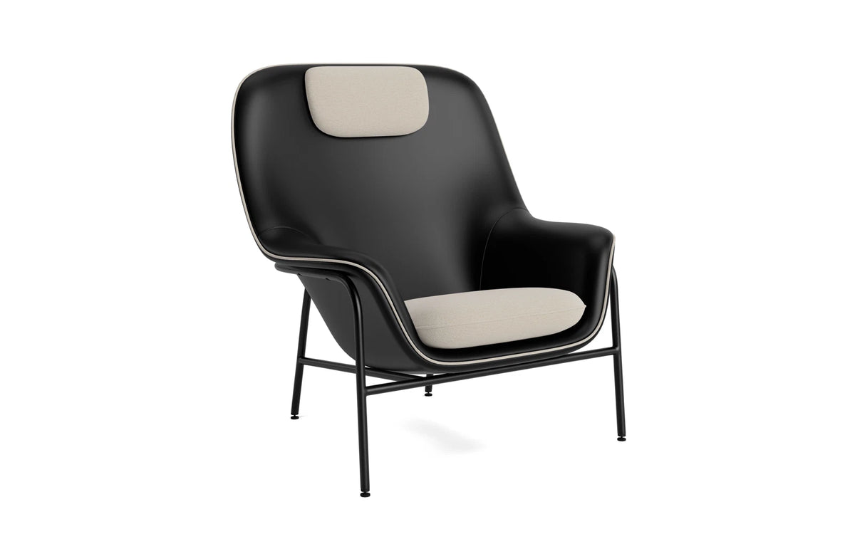 Drape Lounge Sessel Hoch mit Kopfstütze in Ultra 41599 präsentiert im Onlineshop von KAQTU Design AG. Sessel mit Armlehnen ist von Normann Copenhagen