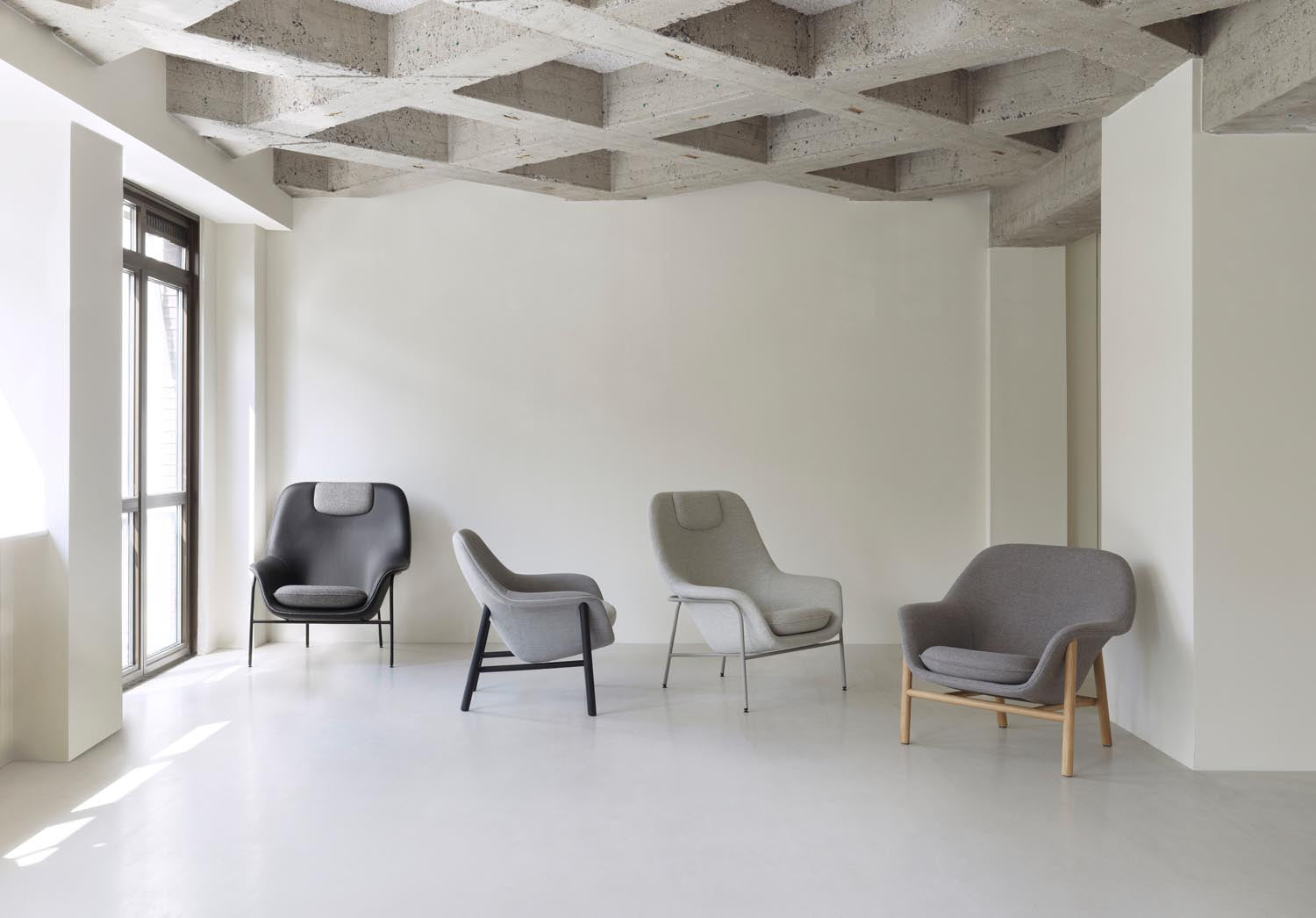 Der Drape Lounge Sessel von Normann Copenhagen bietet eleganten Komfort und eine anpassbare Kopfstütze, ideal für stilvolle Entspannung.