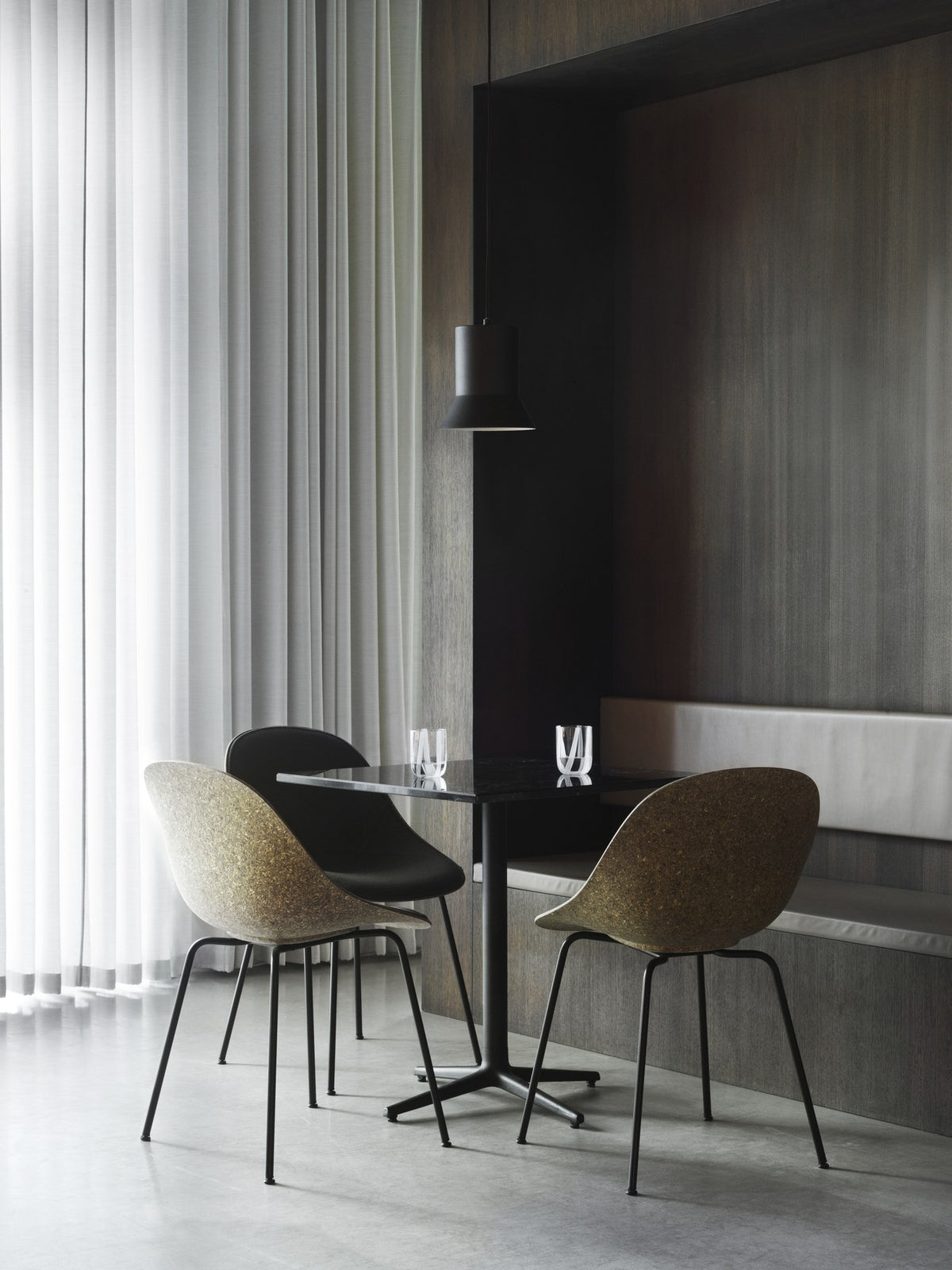 Stuhl Mat von Normann Copenhagen mit cremefarbener Sitzschale aus Hanffasern und Gestell aus lackiertem Stahl, skandinavisches Design.