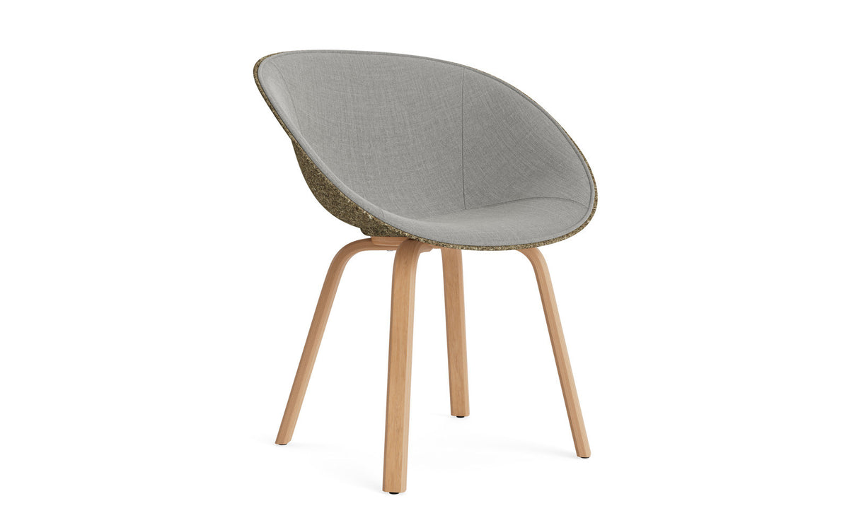 Mat Lehnstuhl Frontpolster Seegras Buchenholz in Remix 133 präsentiert im Onlineshop von KAQTU Design AG. Stuhl mit Armlehne ist von Normann Copenhagen