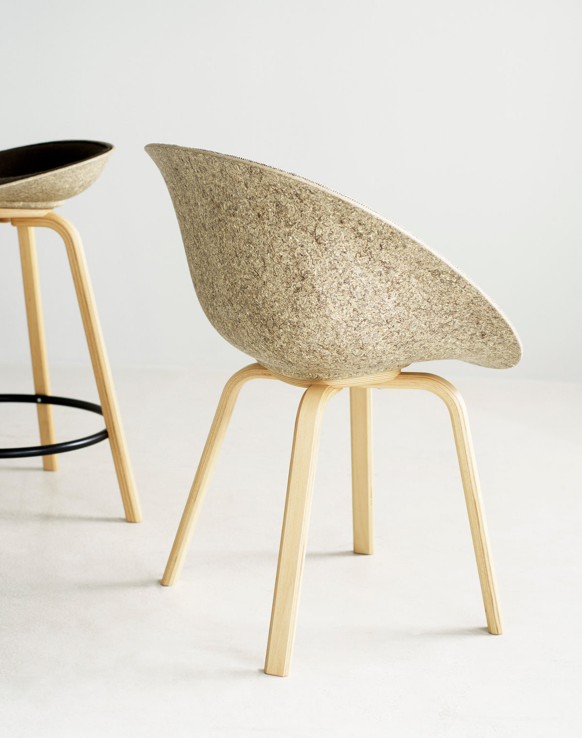 Mat Lehnstuhl Frontpolster Seegras Buchenholz in Remix 133 präsentiert im Onlineshop von KAQTU Design AG. Stuhl mit Armlehne ist von Normann Copenhagen