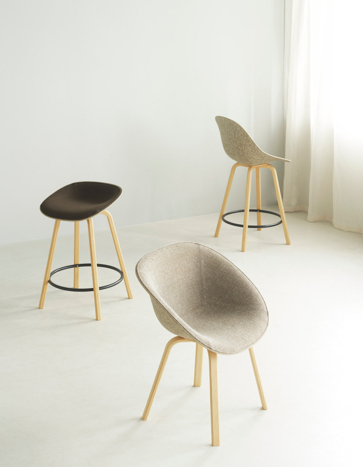 Mat Lehnstuhl Frontpolster Seegras Buchenholz in Remix 133 präsentiert im Onlineshop von KAQTU Design AG. Stuhl mit Armlehne ist von Normann Copenhagen