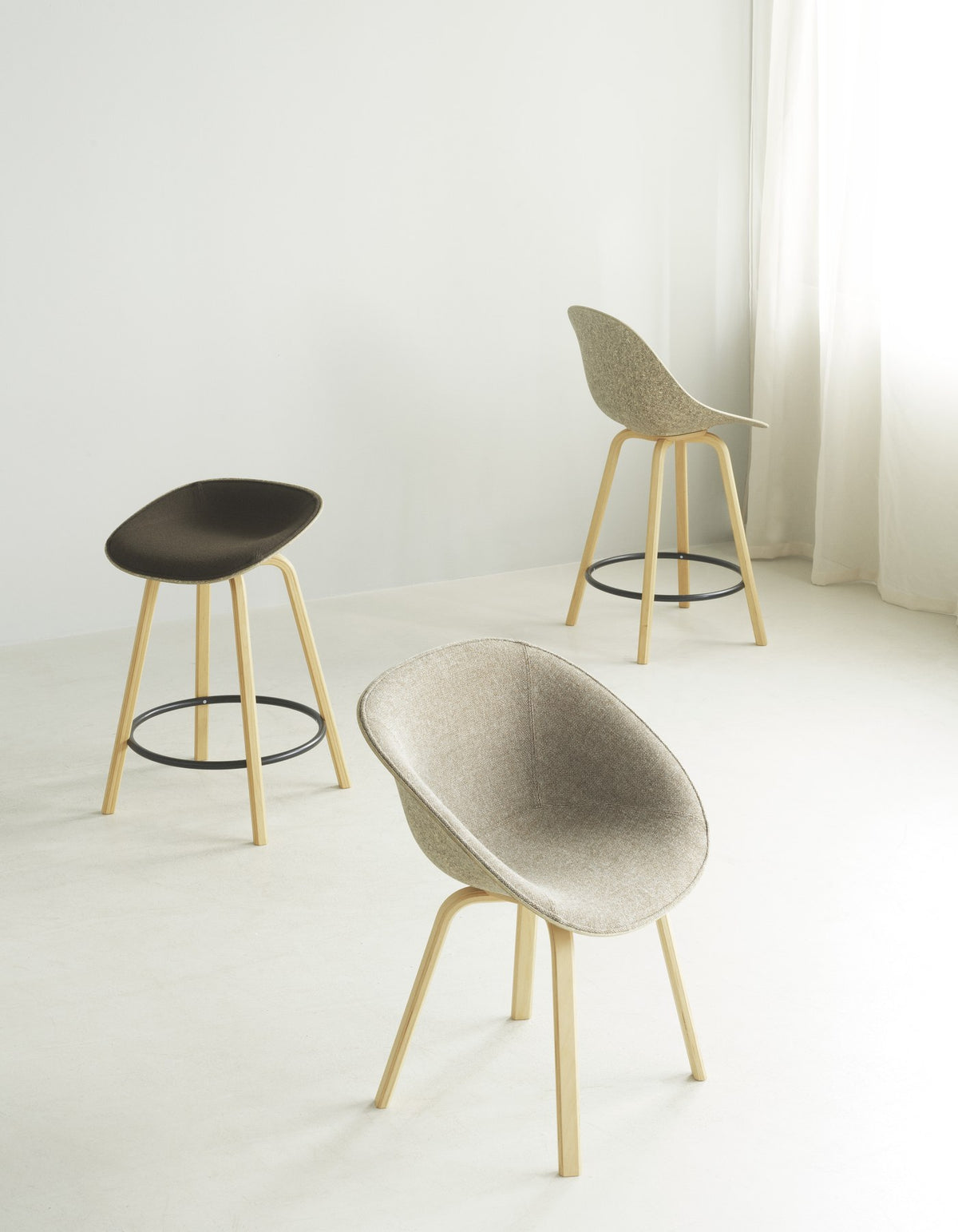 Mat Lehnstuhl mit Armlehne von Normann Copenhagen: Sitzschale aus Seegras-Hanf-Material, gepolstert in Beige, Gestell aus Buchenholz, runde Form.