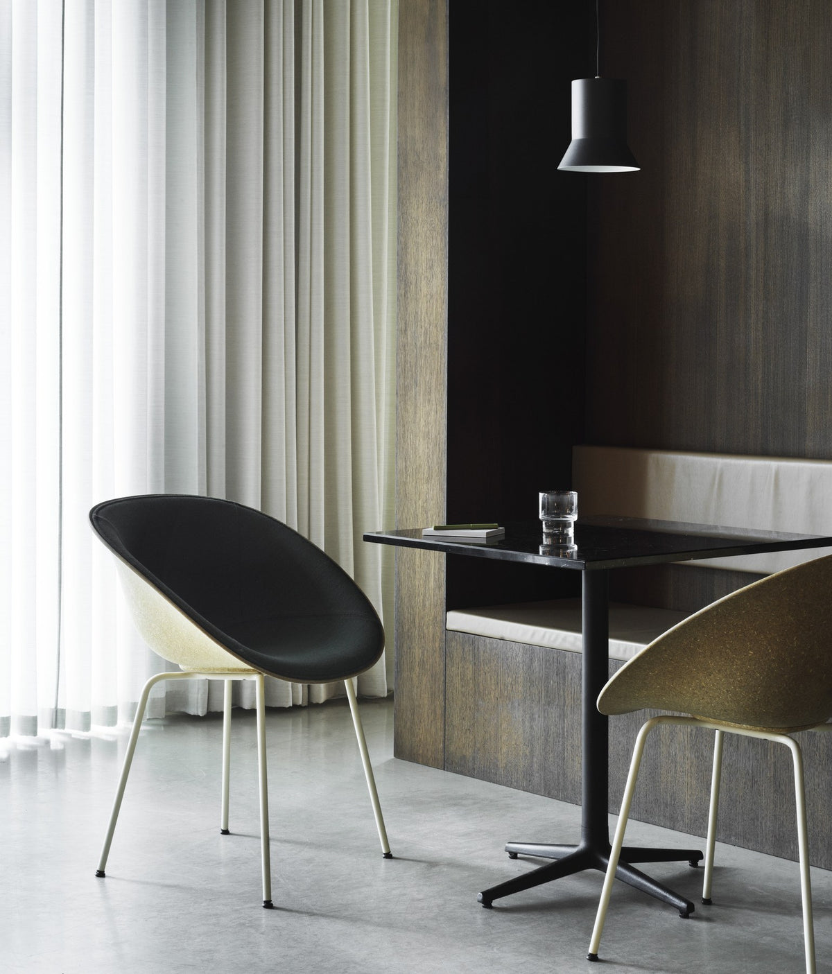 Mat Lehnstuhl von Normann Copenhagen mit cremefarbener Sitzschale aus Hanffasern und Armlehnen auf lackiertem Stahlgestell