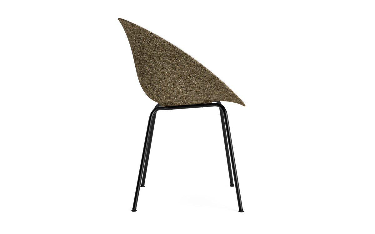 Mat Lehnstuhl polster Seegras Schwartz stahl in Hallingdal 110 präsentiert im Onlineshop von KAQTU Design AG. Stuhl mit Armlehne ist von Normann Copenhagen