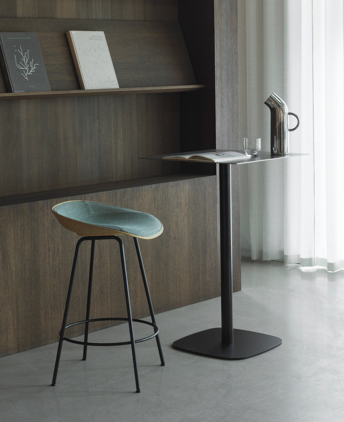 Mat Barstuhl 65 cm Frontpolster Seegras schwartz Stahl in Remix 133 präsentiert im Onlineshop von KAQTU Design AG. Barstuhl ist von Normann Copenhagen