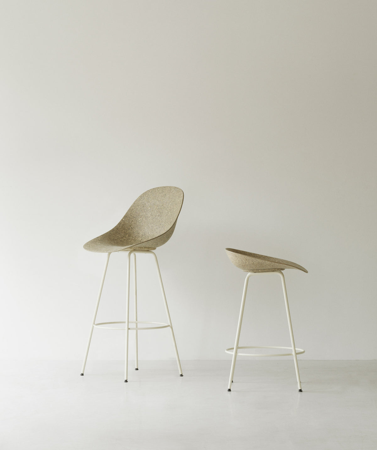 Mat Barstuhl 65 cm Frontpolster Seegras schwartz Stahl in Ultra 41599 präsentiert im Onlineshop von KAQTU Design AG. Barstuhl ist von Normann Copenhagen