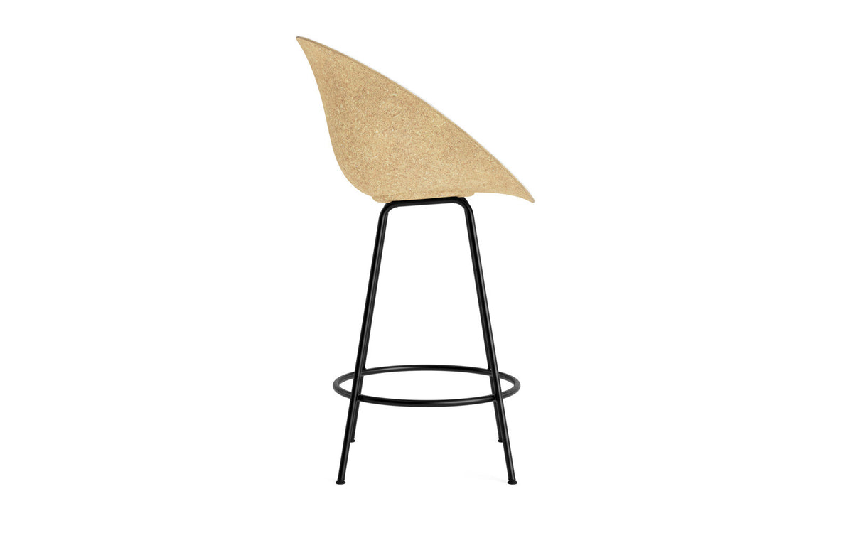 Mat Barstuhl mit Armlehne 65 cm Frontpolster Hanffasern schwarzes Stahl in Hallingdal 110 präsentiert im Onlineshop von KAQTU Design AG. Barstuhl ist von Normann Copenhagen