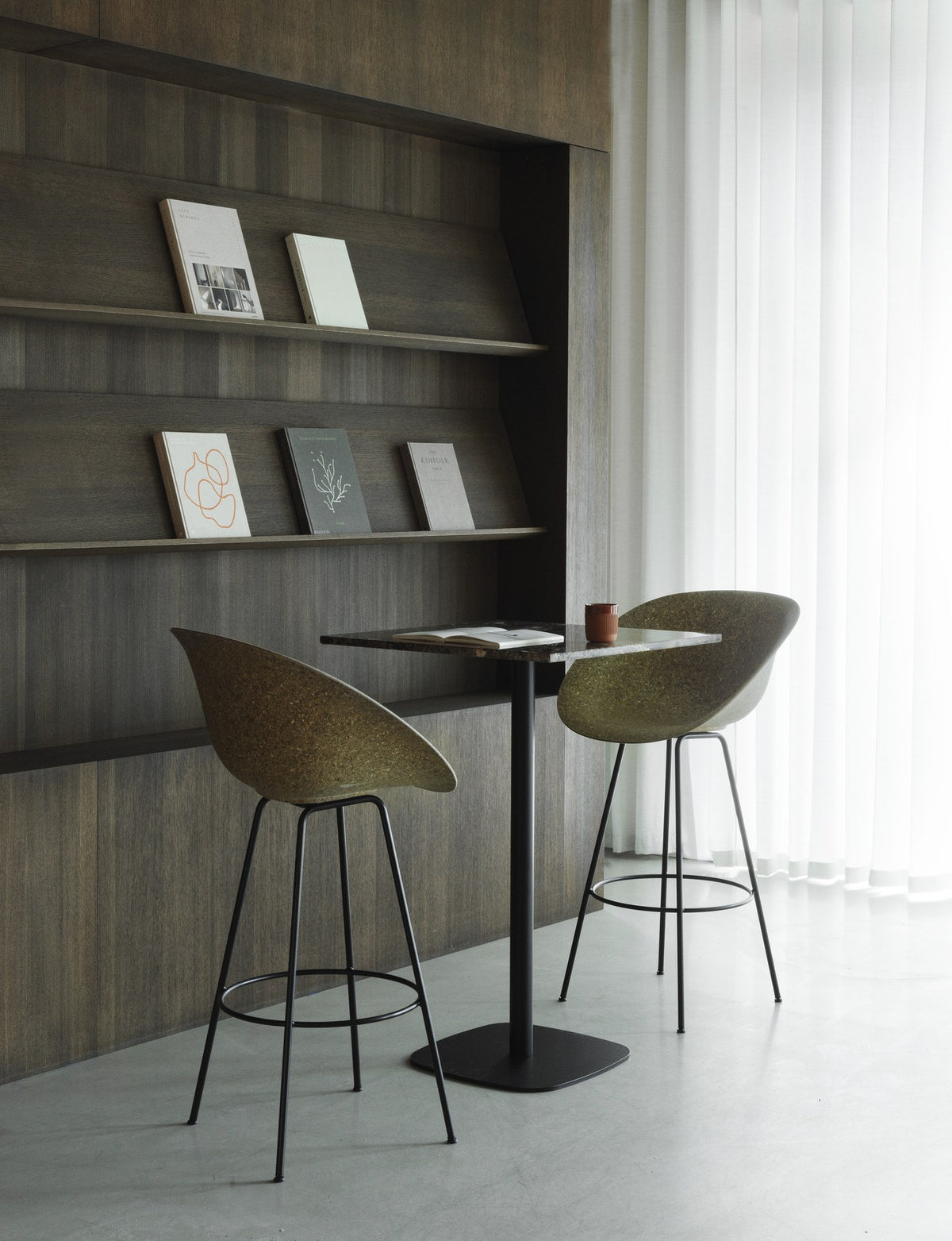 Barstuhl Mat von Normann Copenhagen mit Armlehne, Sitzschale aus Hanffasern in Beige, Gestell aus schwarzem lackiertem Stahl.