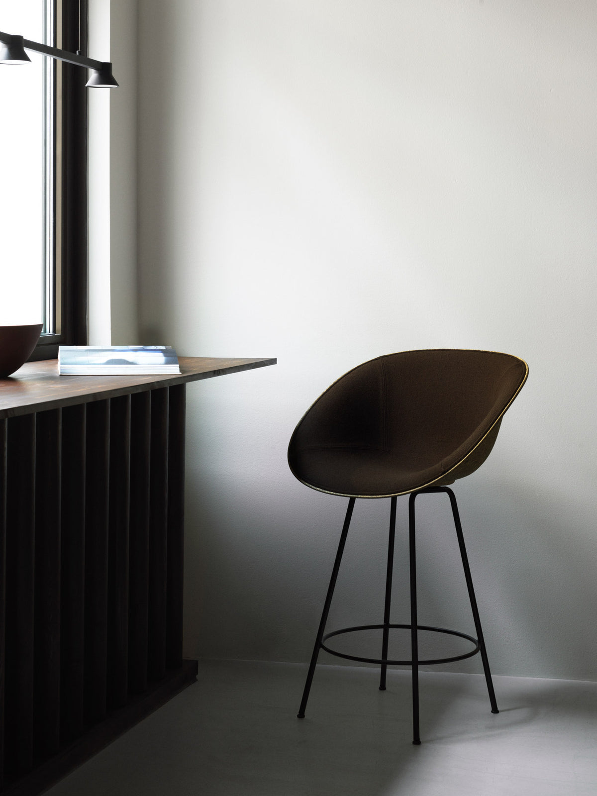 Mat Barstuhl mit Armlehne 75 cm Frontpolster Hanffasern schwarzes Stahl in Hallingdal 110 präsentiert im Onlineshop von KAQTU Design AG. Barstuhl ist von Normann Copenhagen