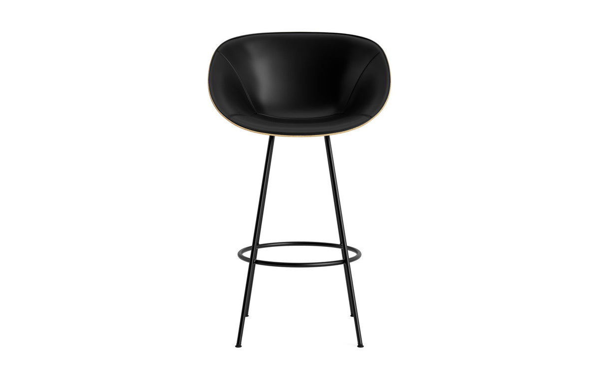 Mat Barstuhl mit Armlehne 75 cm Frontpolster Hanffasern schwarzes Stahl in Ultra 41599 präsentiert im Onlineshop von KAQTU Design AG. Barstuhl ist von Normann Copenhagen
