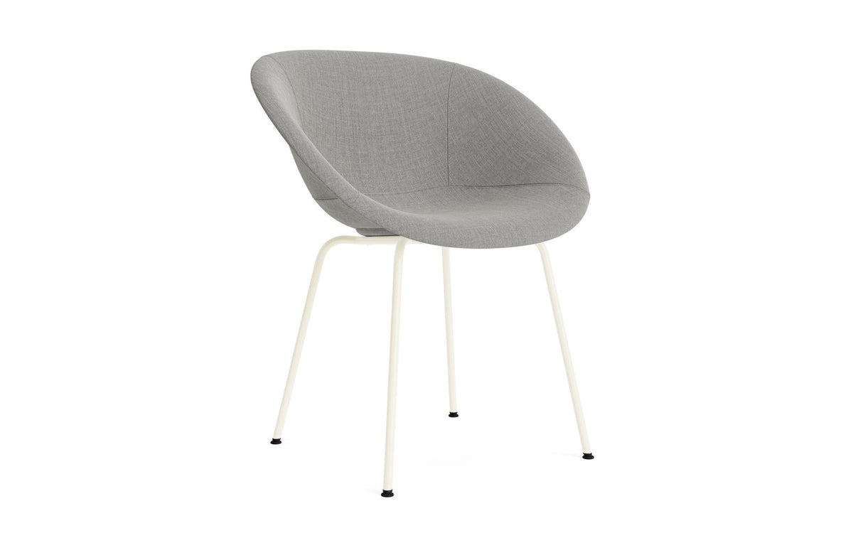 Mat Lehnstuhl vollpolster creme stahl in Remix 133 präsentiert im Onlineshop von KAQTU Design AG. Stuhl mit Armlehne ist von Normann Copenhagen