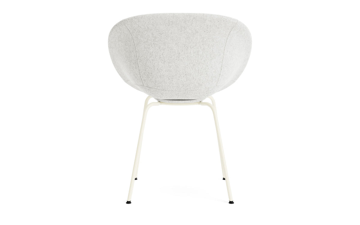 Mat Lehnstuhl vollpolster creme stahl in Hallingdal 110 präsentiert im Onlineshop von KAQTU Design AG. Stuhl mit Armlehne ist von Normann Copenhagen
