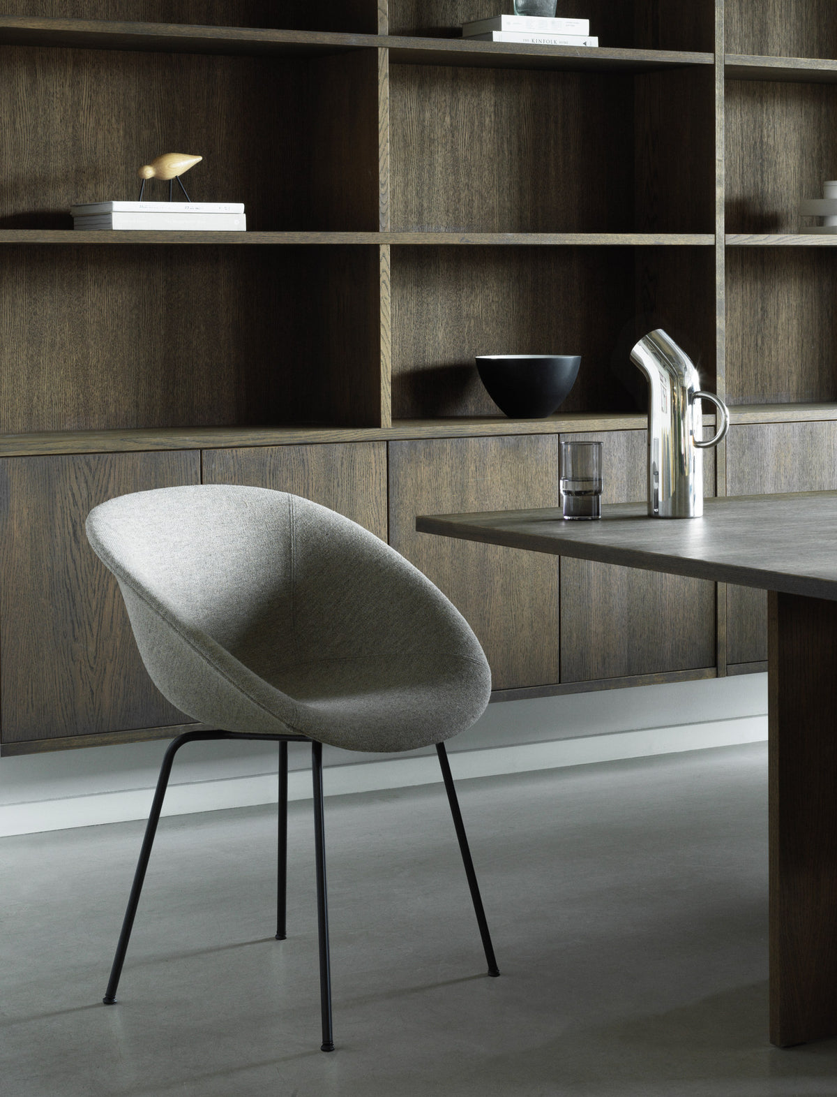 Mat Lehnstuhl vollpolster creme stahl in Hallingdal 110 präsentiert im Onlineshop von KAQTU Design AG. Stuhl mit Armlehne ist von Normann Copenhagen