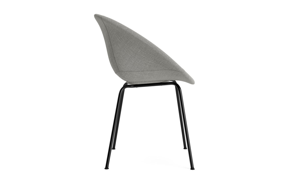 Mat Lehnstuhl vollpolster schwartz stahl in Remix 133 präsentiert im Onlineshop von KAQTU Design AG. Stuhl mit Armlehne ist von Normann Copenhagen