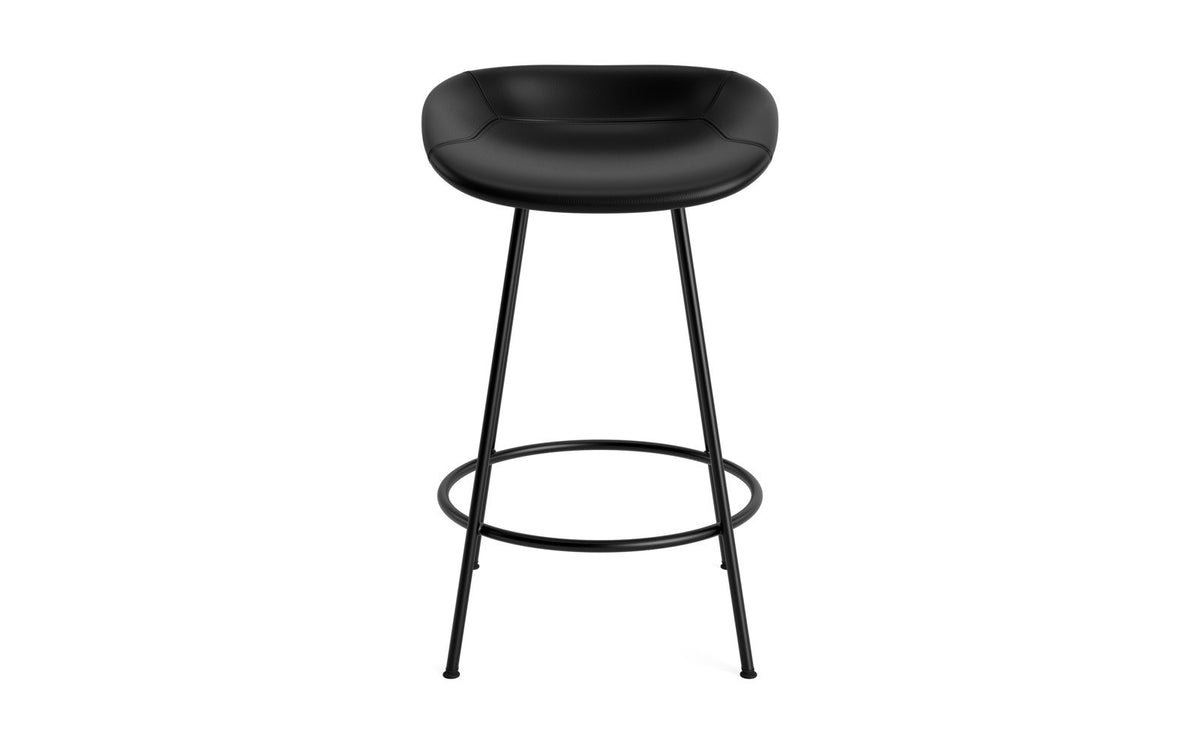 Mat Barstuhl 65 cm vollpolster schwarzes Stahl in Ultra 41599 präsentiert im Onlineshop von KAQTU Design AG. Barstuhl ist von Normann Copenhagen