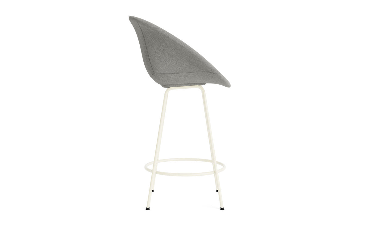 Mat Barstuhl mit Armlehne 65 cm vollpolster creme Stahl in Remix 133 präsentiert im Onlineshop von KAQTU Design AG. Barstuhl ist von Normann Copenhagen