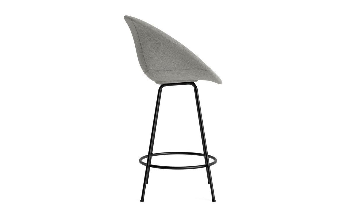Mat Barstuhl mit Armlehne 65 cm vollpolster schwarzes Stahl in Remix 133 präsentiert im Onlineshop von KAQTU Design AG. Barstuhl ist von Normann Copenhagen