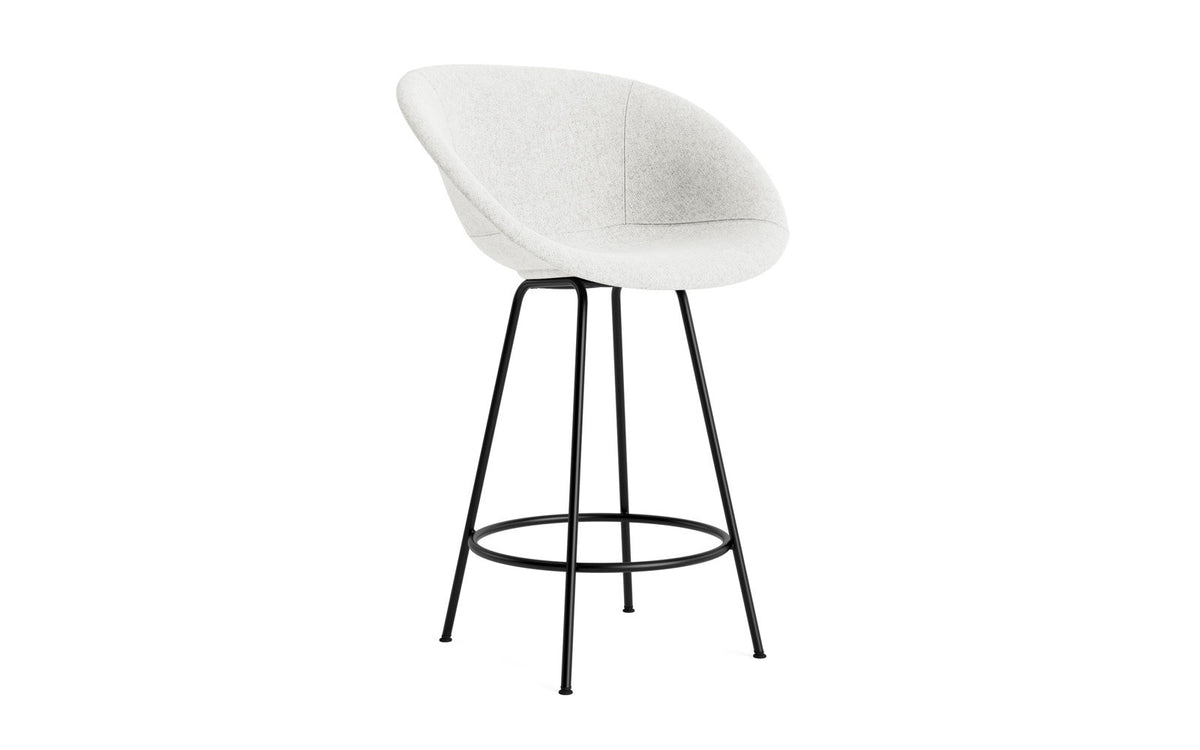 Mat Barstuhl mit Armlehne 65 cm vollpolster schwarzes Stahl in Hallingdal 110 präsentiert im Onlineshop von KAQTU Design AG. Barstuhl ist von Normann Copenhagen