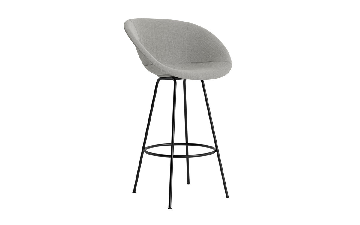 Mat Barstuhl mit Armlehne 75 cm vollpolster schwarzes Stahl in Remix 133 präsentiert im Onlineshop von KAQTU Design AG. Barstuhl ist von Normann Copenhagen