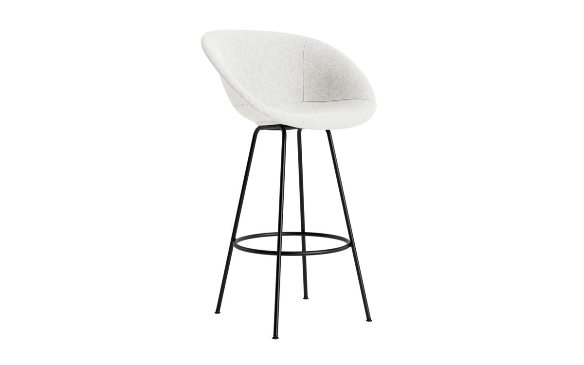 Mat Barstuhl mit Armlehne 75 cm vollpolster schwarzes Stahl in Hallingdal 110 präsentiert im Onlineshop von KAQTU Design AG. Barstuhl ist von Normann Copenhagen
