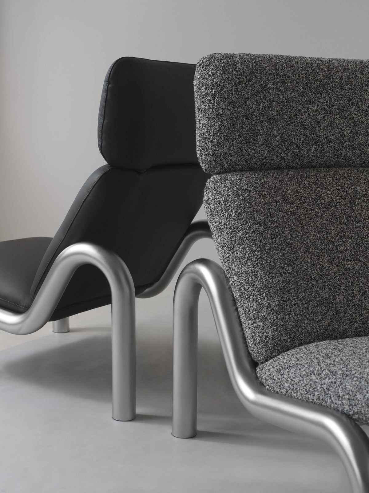 Tube Lounge-Sessel von Normann Copenhagen in Weiss, mit gebogenem Edelstahl-Rohrgestell und gepolstertem Sitz sowie hoher Rückenlehne.
