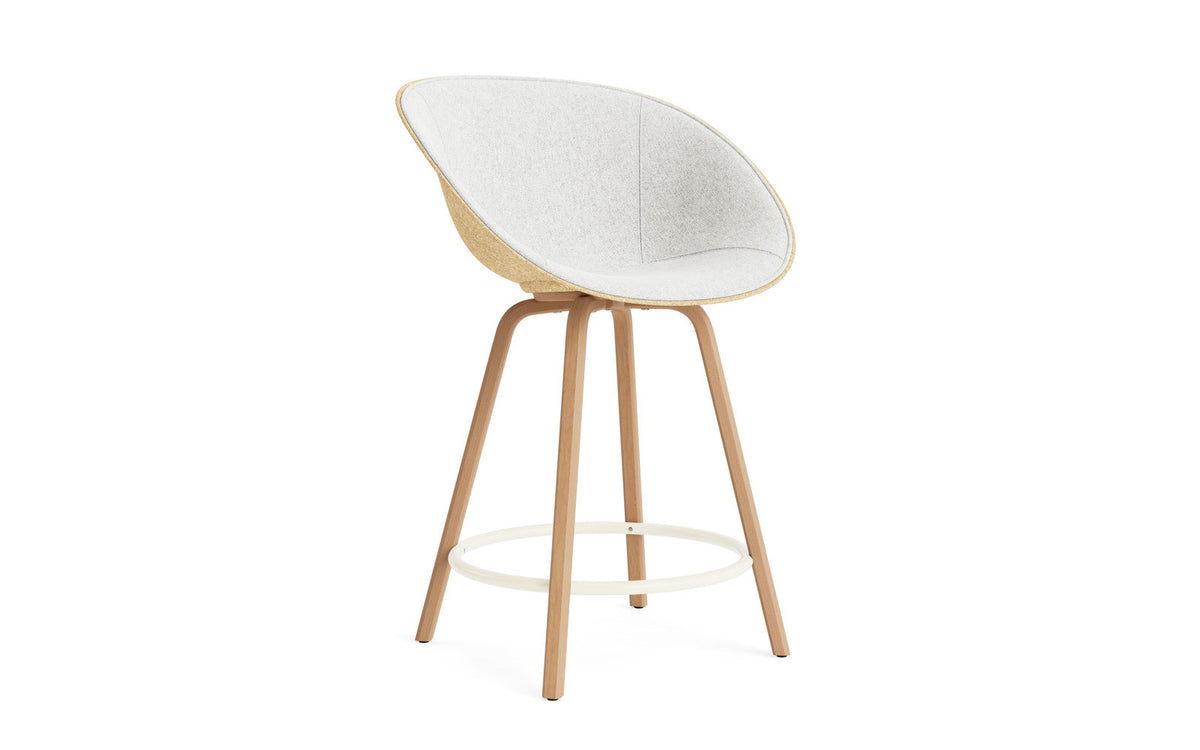 Mat Barstuhl mit Armlehne 65 cm Frontpolster Hanffasern Buchenholz/creme in Hallingdal 110 präsentiert im Onlineshop von KAQTU Design AG. Barstuhl ist von Normann Copenhagen