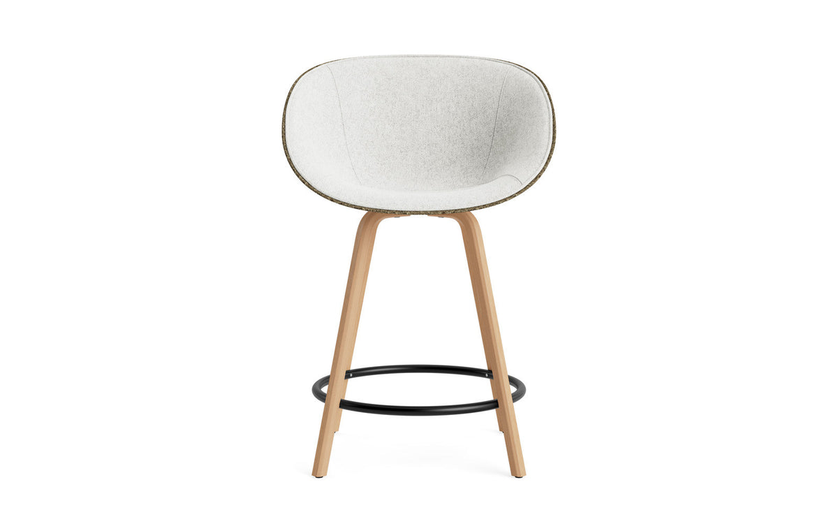 Mat Barstuhl mit Armlehne 65 cm Frontpolster Seegras Buchenholz/schwarz in Hallingdal 110 präsentiert im Onlineshop von KAQTU Design AG. Barstuhl ist von Normann Copenhagen