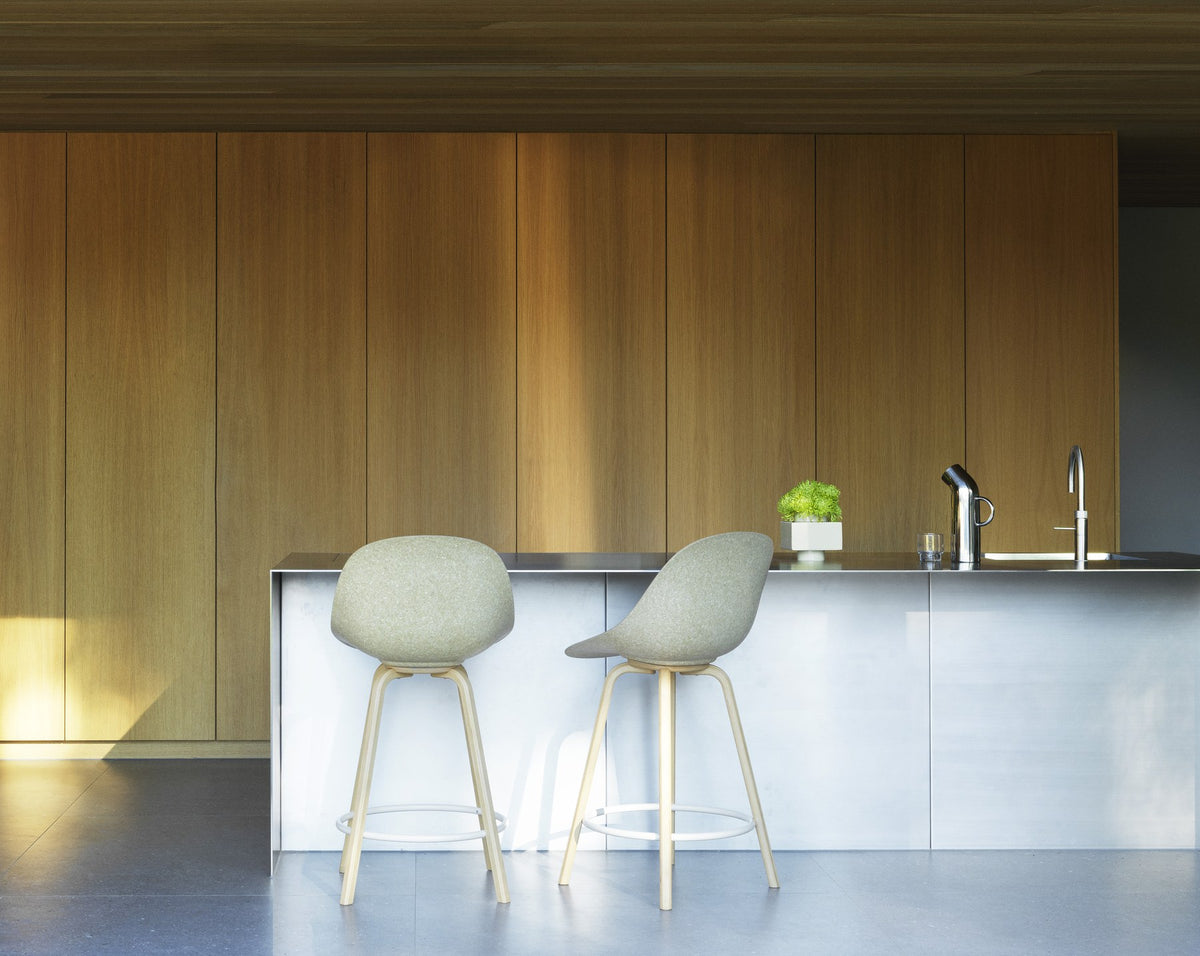 Barstuhl mit Armlehne, Sitzschale aus Seegras und Hanf in Beige, Gestell aus Buchenholz mit schwarzer Fussstütze, Sitzhöhe 65 cm.