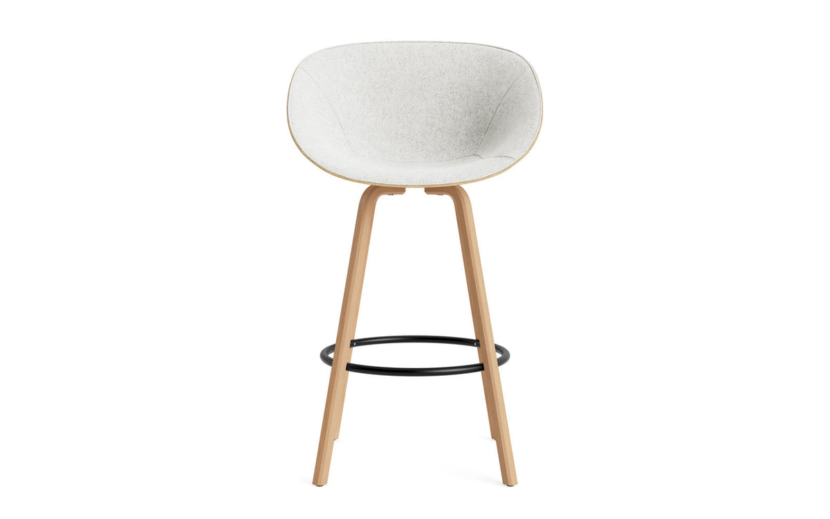 Mat Barstuhl mit Armlehne 75 cm Frontpolster Hanffasern Buchenholz/schwarz in Hallingdal 110 präsentiert im Onlineshop von KAQTU Design AG. Barstuhl ist von Normann Copenhagen