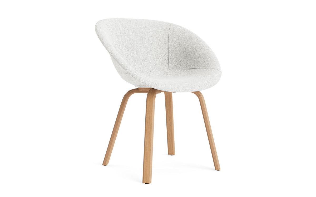 Mat Lehnstuhl vollpolster Buchenholz in Hallingdal 110 präsentiert im Onlineshop von KAQTU Design AG. Stuhl mit Armlehne ist von Normann Copenhagen