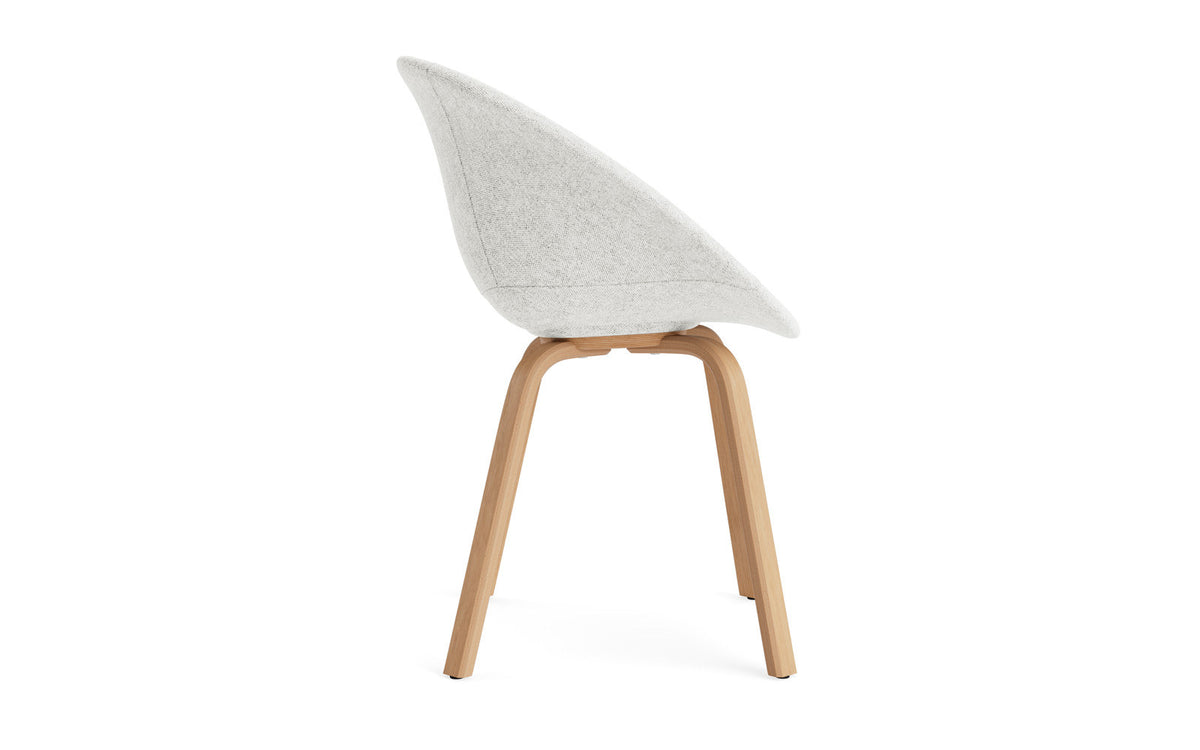 Mat Lehnstuhl vollpolster Buchenholz in Hallingdal 110 präsentiert im Onlineshop von KAQTU Design AG. Stuhl mit Armlehne ist von Normann Copenhagen