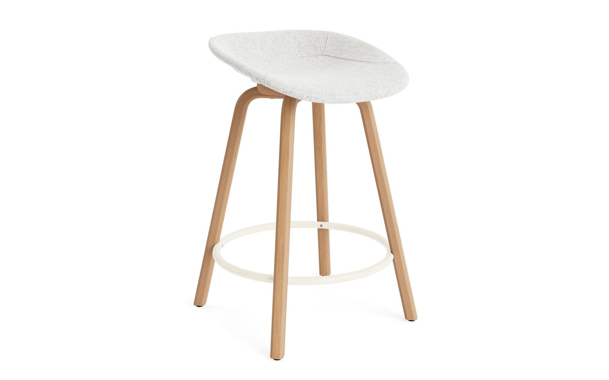 Mat Barstuhl 65 cm vollpolster Buchenholz/creme in Hallingdal 110 präsentiert im Onlineshop von KAQTU Design AG. Barstuhl ist von Normann Copenhagen