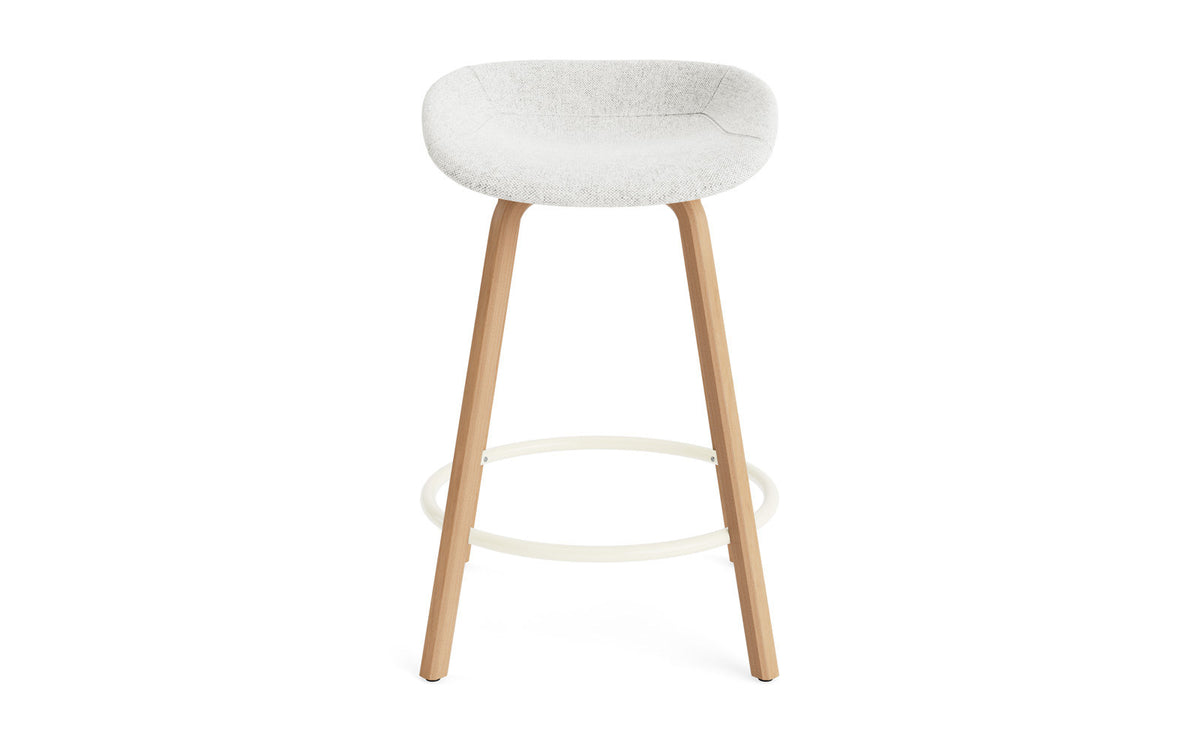 Mat Barstuhl 65 cm vollpolster Buchenholz/creme in Hallingdal 110 präsentiert im Onlineshop von KAQTU Design AG. Barstuhl ist von Normann Copenhagen