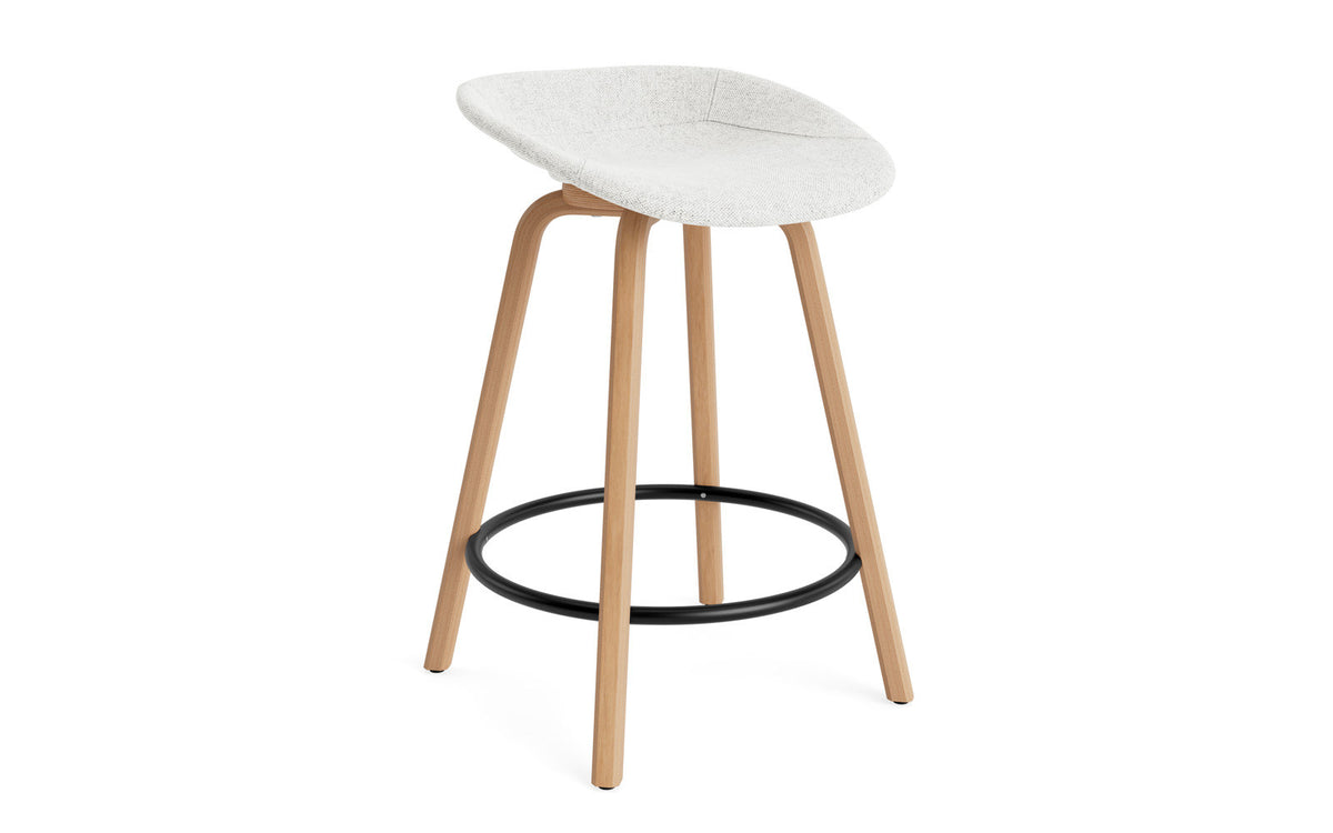 Mat Barstuhl 65 cm vollpolster Buchenholz/schwarz in Hallingdal 110 präsentiert im Onlineshop von KAQTU Design AG. Barstuhl ist von Normann Copenhagen