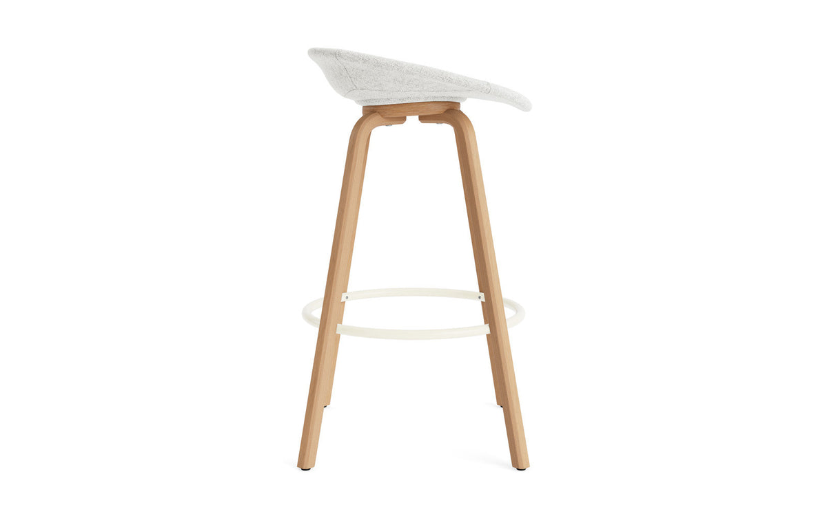 Mat Barstuhl 75 cm vollpolster Buchenholz/creme in Hallingdal 110 präsentiert im Onlineshop von KAQTU Design AG. Barstuhl ist von Normann Copenhagen